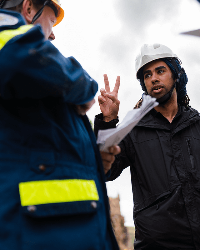 GPF_a-propos 2 travailleurs de la construction qui discutent