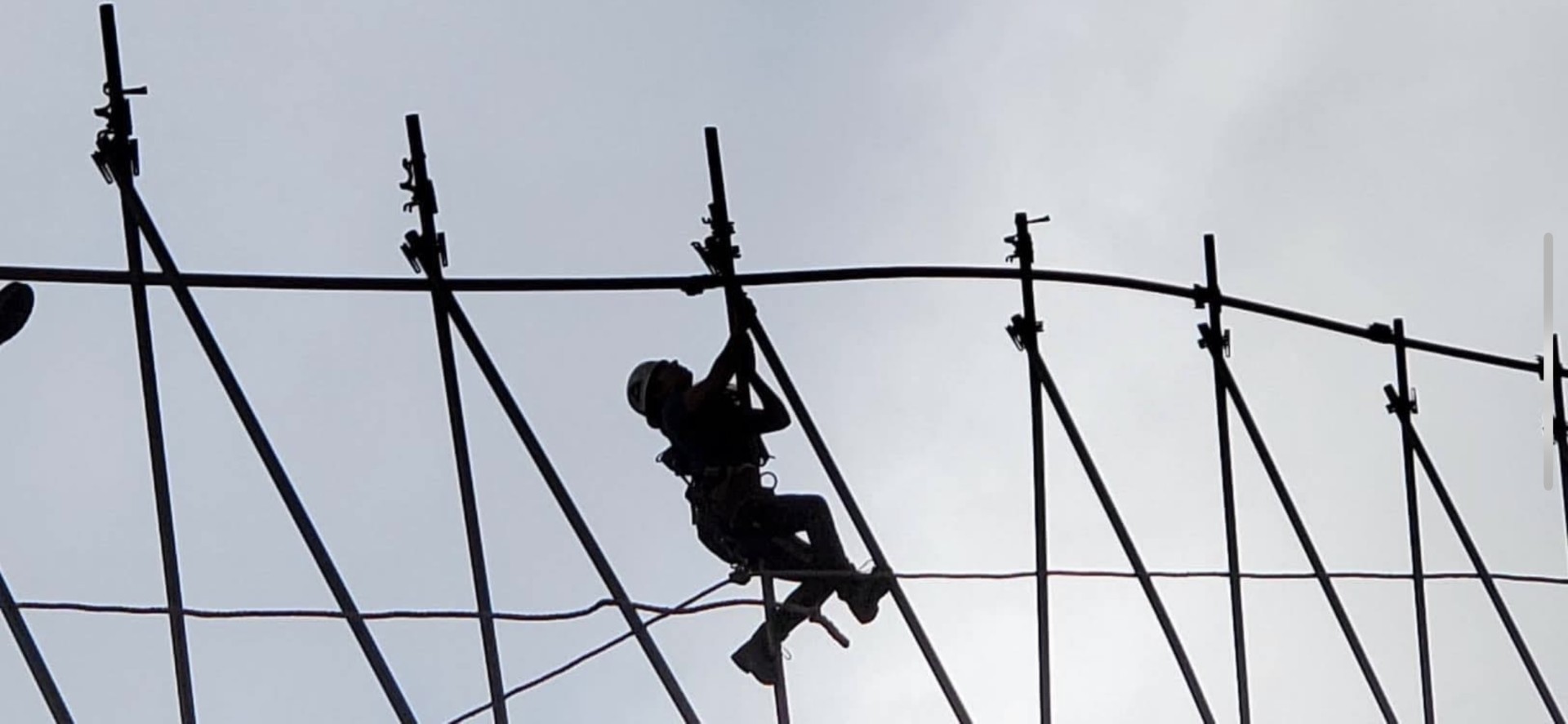 Homme sur des poteaux de métal