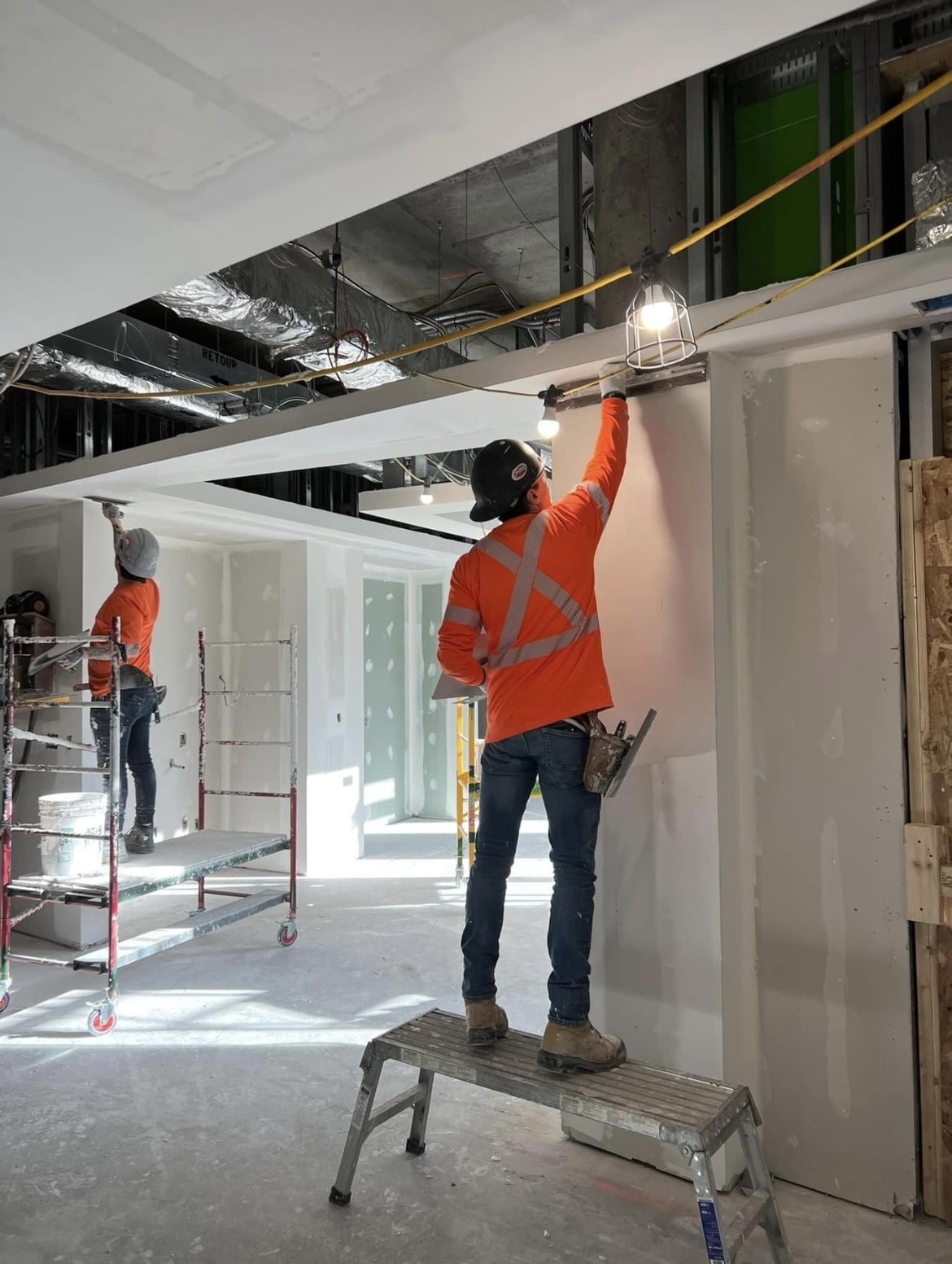 2 tireurs de joints en pleine action