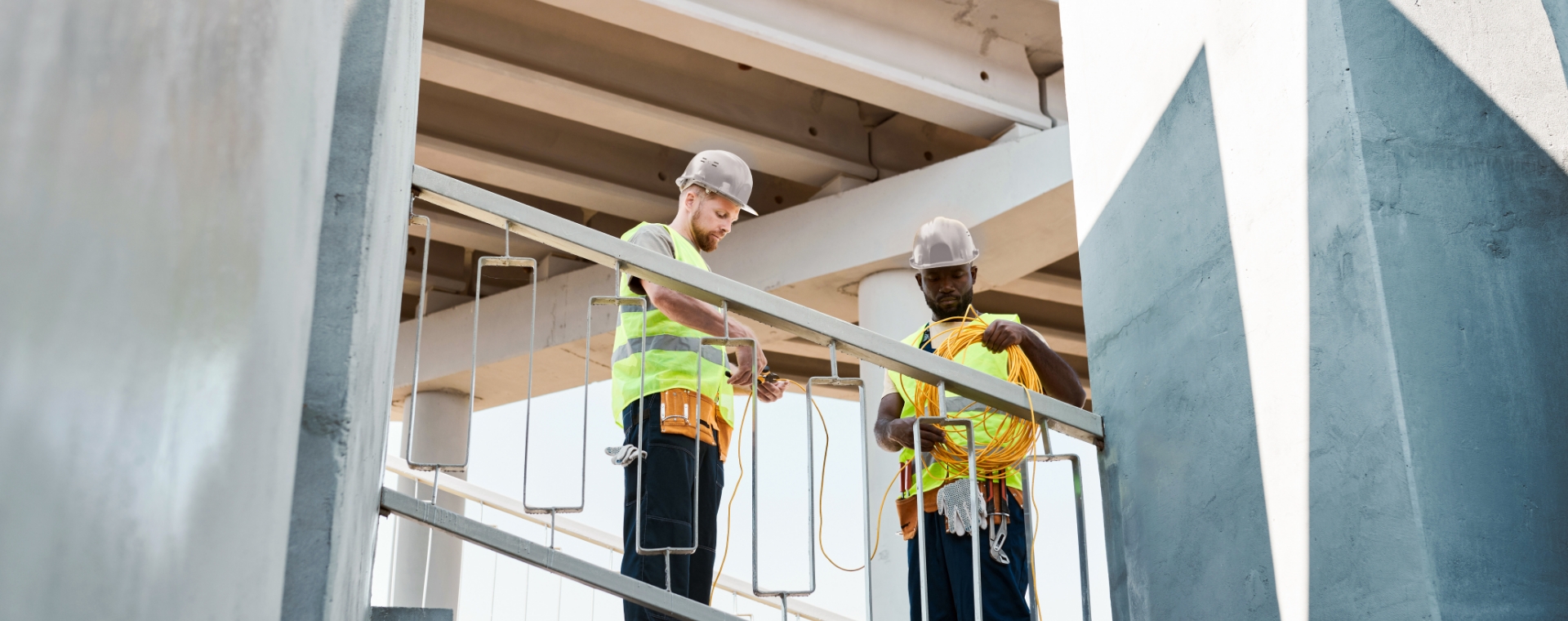 2 personnes de la construction avec des fils dans les mains