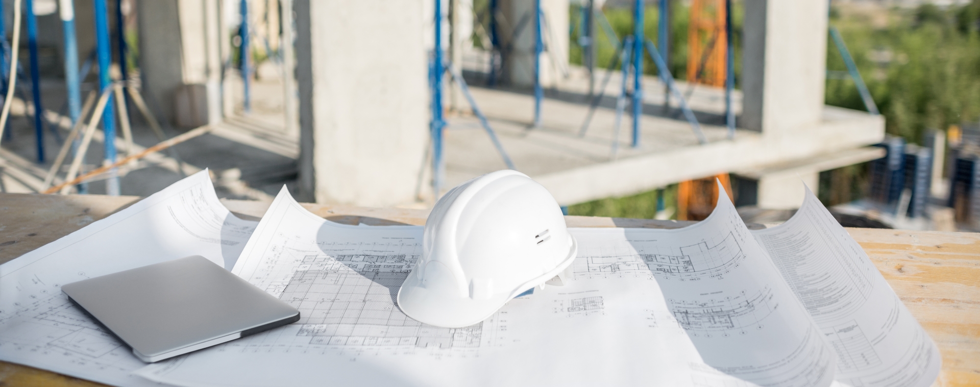 Casque de construction sur des plans